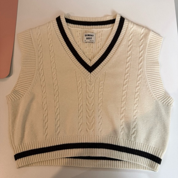 ARITZIA SUNDAY BEST Winston Sweater Vest - Picture 3 of 8